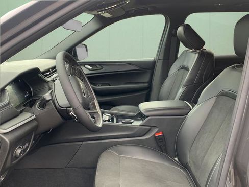 New 2025 Jeep Grand Cherokee L Altitude image 19