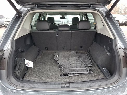 Used 2022 Volkswagen Tiguan SE w/ Panoramic Sunroof Package image 28