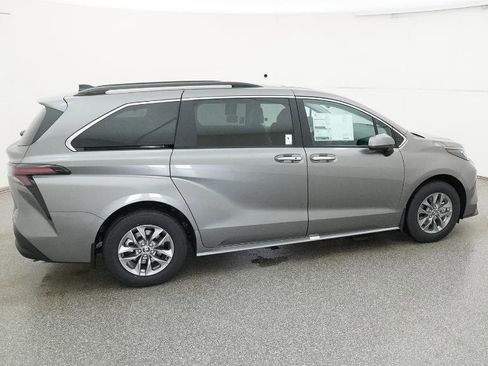 New 2026 Toyota Sienna XLE image 29