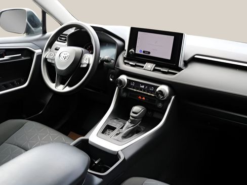 Used 2025 Toyota RAV4 XLE image 18