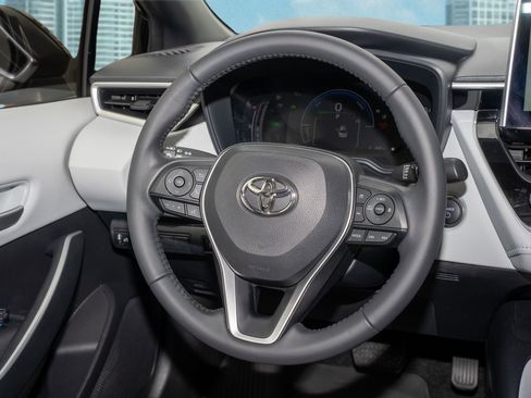 Used 2025 Toyota Corolla SE w/ SE Premium Package image 21