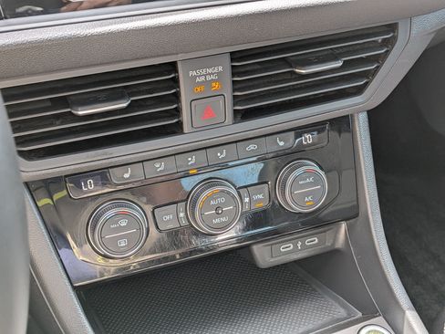 Used 2024 Volkswagen Jetta SE w/ Panoramic Sunroof Package FWD image 27