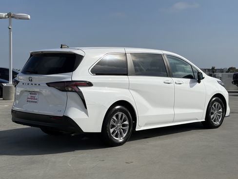Certified 2025 Toyota Sienna LE FWD image 3