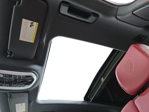 Certified 2025 Porsche Macan image 28