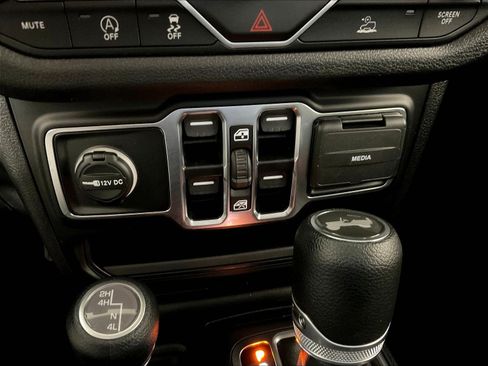 Used 2025 Jeep Wrangler Unlimited Sport AWD/4WD image 16