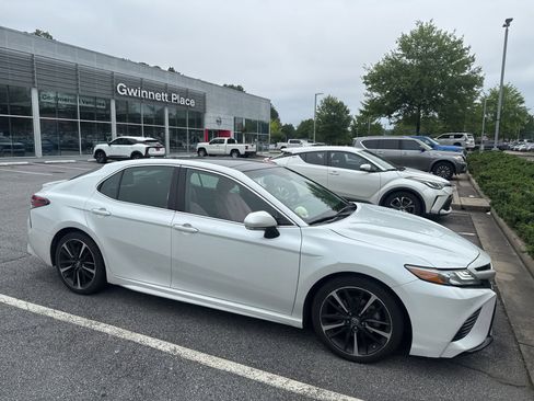 Used 2018 Toyota Camry XSE FWD image 3