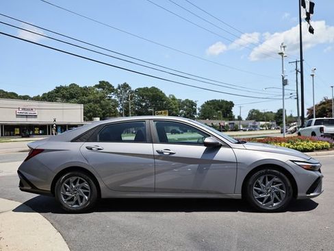 Used 2024 Hyundai Elantra SEL FWD image 9