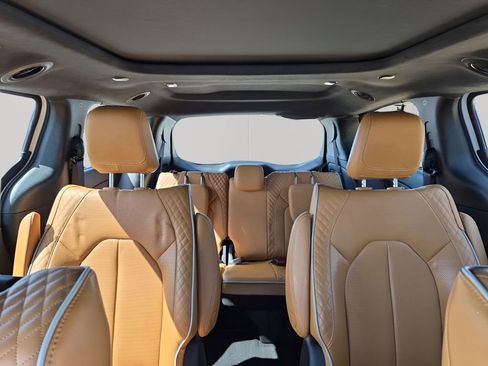 Used 2023 Chrysler Pacifica Pinnacle image 44