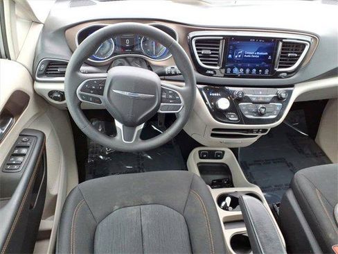 Used 2017 Chrysler Pacifica Touring image 11