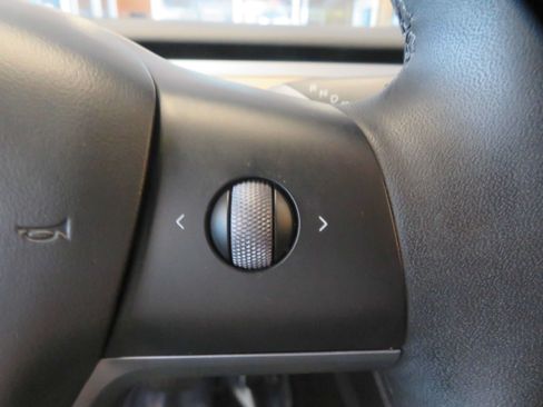 Used 2024 Tesla Model Y Long Range AWD/4WD image 46