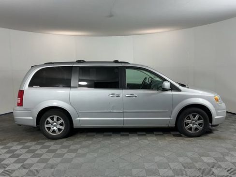 Used 2008 Chrysler Town & Country Touring FWD image 4