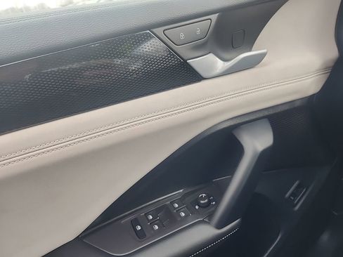 Used 2025 Volkswagen Tiguan SE image 25