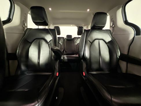 Used 2023 Chrysler Pacifica Touring-L FWD image 32