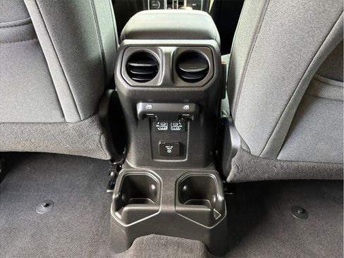 Used 2025 Jeep Wrangler Unlimited Sahara image 34
