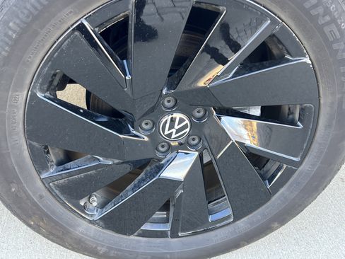 Certified 2025 Volkswagen Atlas Cross Sport SE w/ Panoramic Sunroof Package image 12