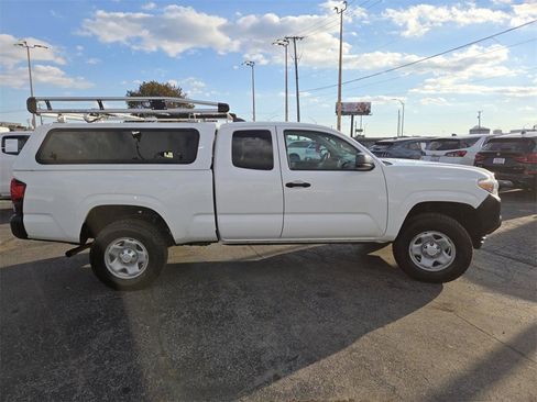 Used 2020 Toyota Tacoma SR image 10