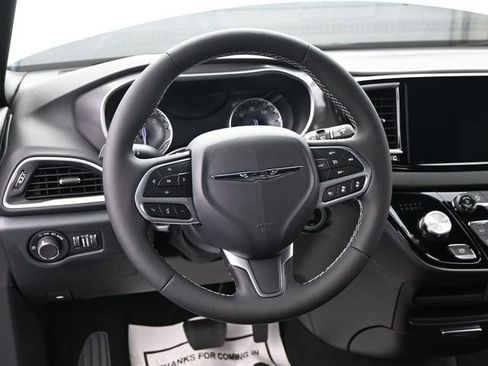 Used 2025 Chrysler Voyager LX FWD image 28
