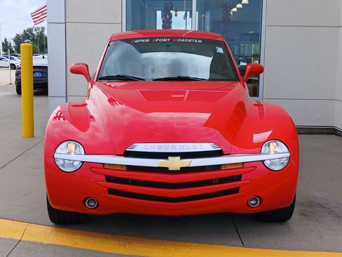 Used 2004 Chevrolet SSR w/ Preferred Equipment Group RWD image 17
