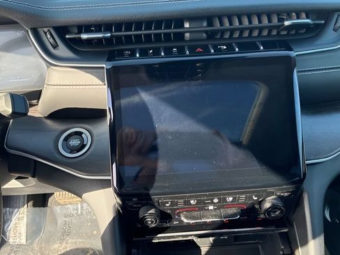 Used 2024 Jeep Grand Cherokee Limited w/ Luxury Tech Group II AWD/4WD image 21