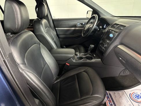 Used 2018 Ford Explorer XLT w/ Equipment Group 202A AWD/4WD image 32