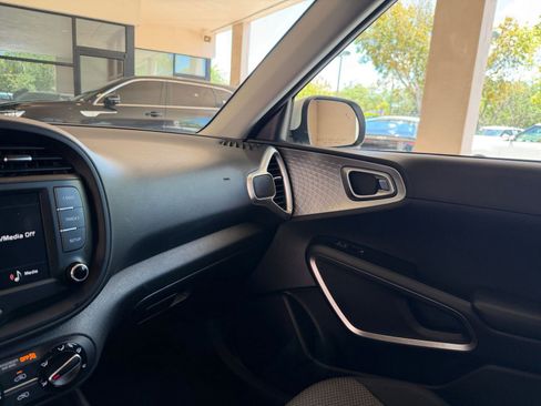 Used 2025 Kia Soul LX w/ LX Technology Package FWD image 30
