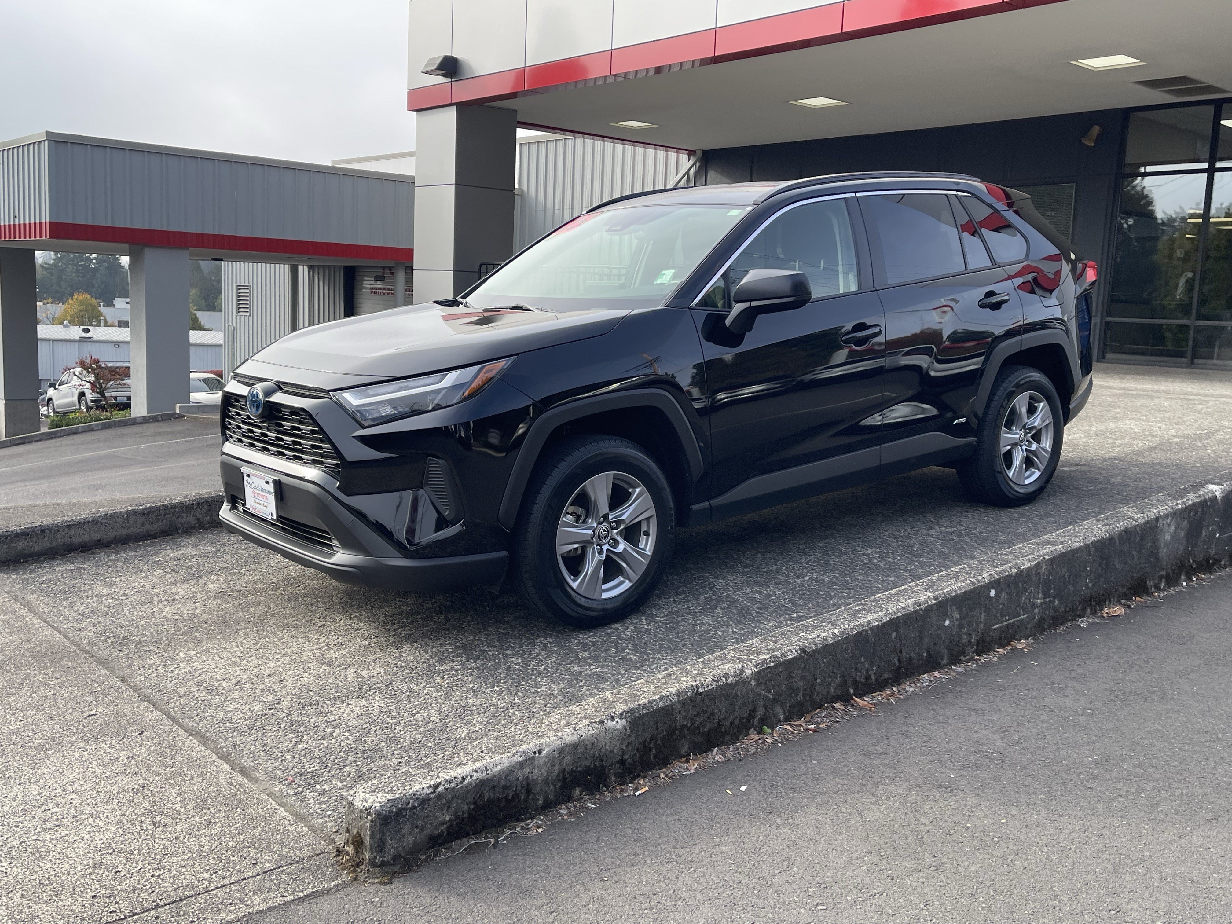 Certified 2023 Toyota RAV4 LE AWD/4WD image 4