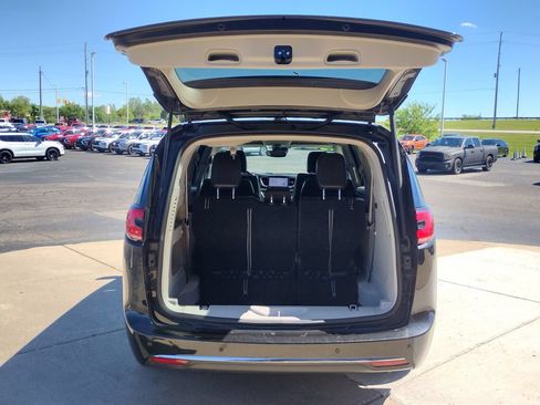 Used 2023 Chrysler Pacifica Touring-L FWD image 25