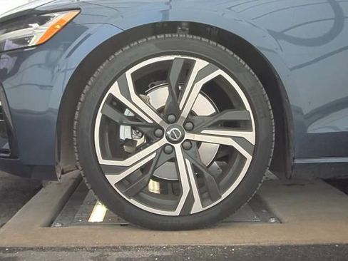 Used 2025 Volvo S60 B5 Core image 8