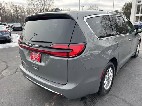 Used 2025 Chrysler Pacifica Select image 5