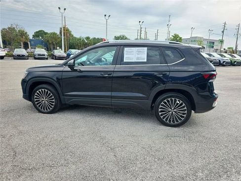 Used 2025 Volkswagen Taos SE FWD image 6