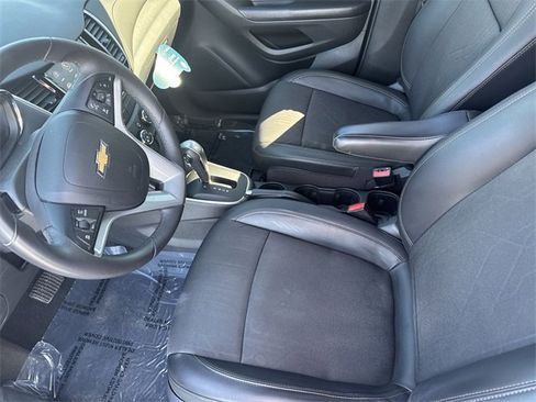 Used 2022 Chevrolet Trax LT w/ LT Convenience Package image 18
