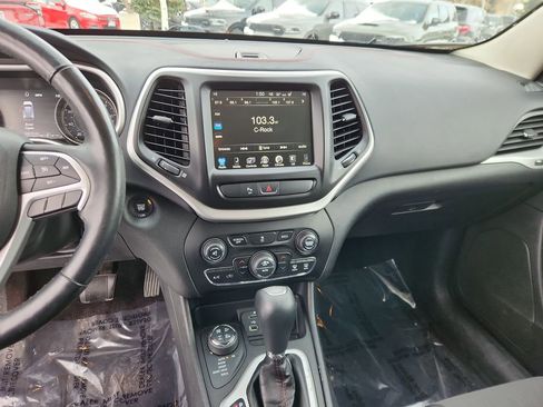 Used 2018 Jeep Cherokee Trailhawk w/ Cold Weather Group image 17