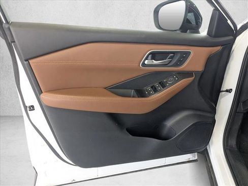 Used 2025 Nissan Rogue Platinum image 13