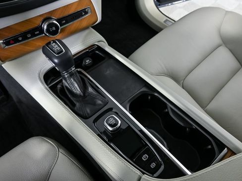 Certified 2022 Volvo XC90 T5 Momentum w/ Advanced Package image 18