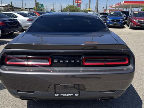 Used 2015 Dodge Challenger SXT RWD image 7