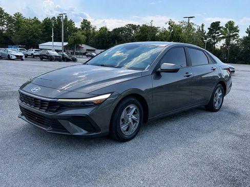 Used 2024 Hyundai Elantra SE FWD image 3