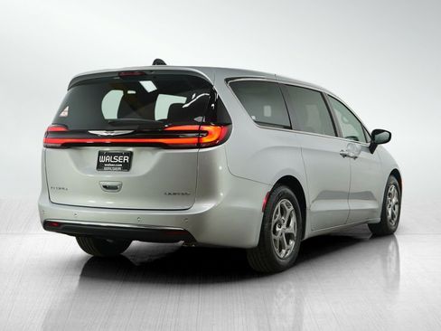 Used 2024 Chrysler Pacifica Limited image 6