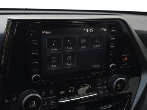 Used 2021 Toyota Highlander XLE image 19