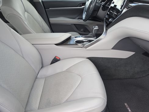 Used 2022 Toyota Camry XLE FWD image 12