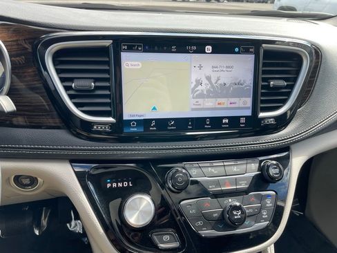 Used 2024 Chrysler Pacifica Limited image 13