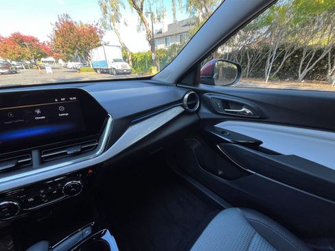 Used 2025 Chevrolet Trax LT image 33