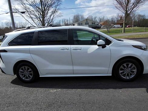 Used 2025 Toyota Sienna XLE w/ XLE Plus Package image 9