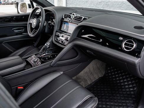 Used 2022 Bentley Bentayga image 2