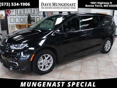 Used 2023 Chrysler Pacifica Touring-L FWD image 1