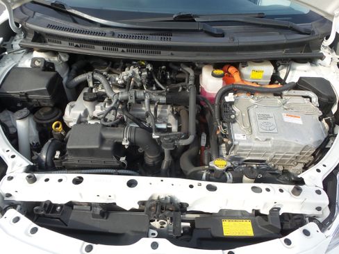 Used 2013 Toyota Prius C One FWD image 32