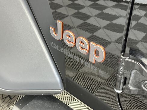 Used 2023 Jeep Gladiator Mojave w/ Cold Weather Group image 16