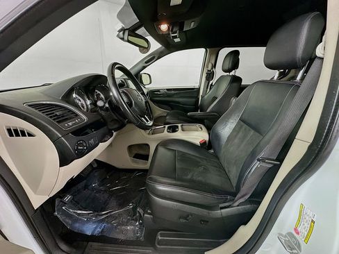 Certified 2019 Dodge Grand Caravan SXT image 26
