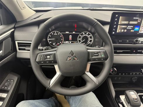New 2025 Mitsubishi Outlander SE image 15