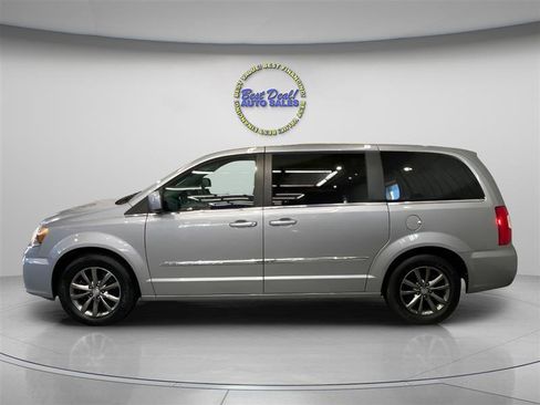 Used 2015 Chrysler Town & Country S image 2
