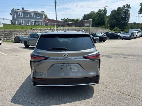 Used 2026 Toyota Sienna Platinum AWD/4WD image 5